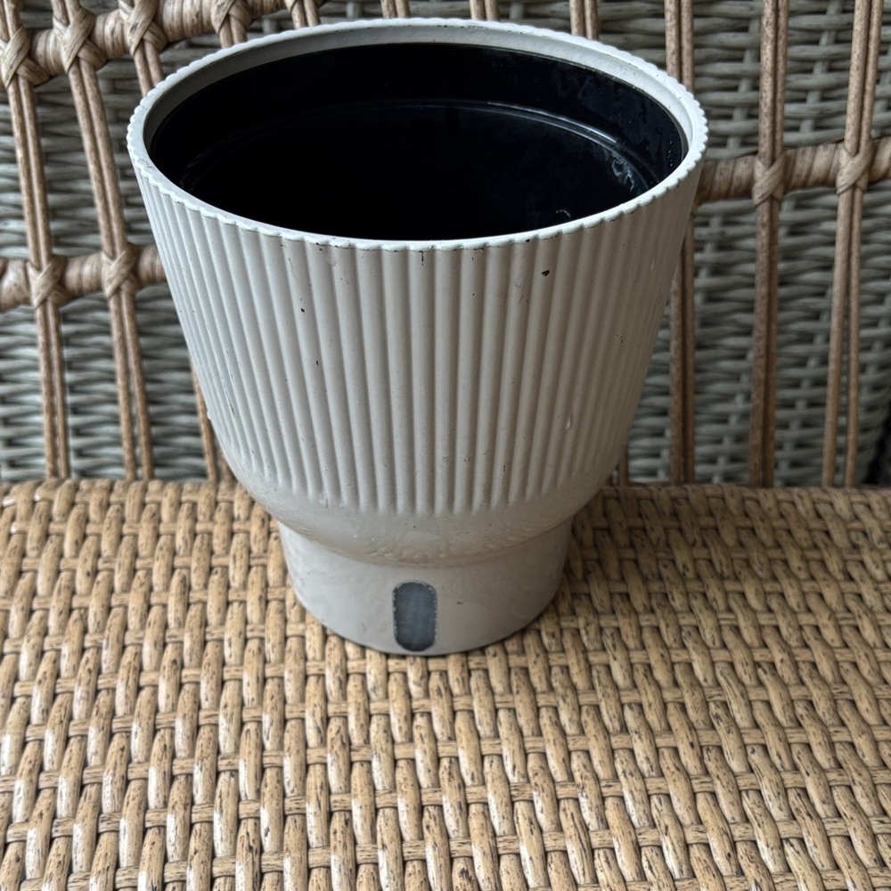 Self watering planter (plastic)